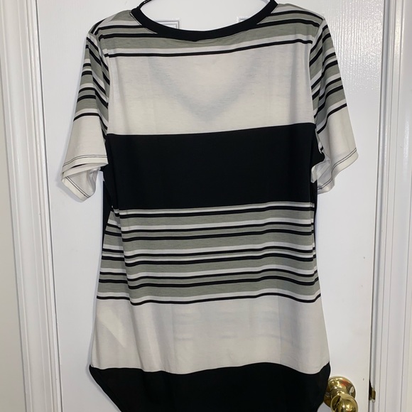 LulaRoe Iris Shirt - Picture 3 of 4